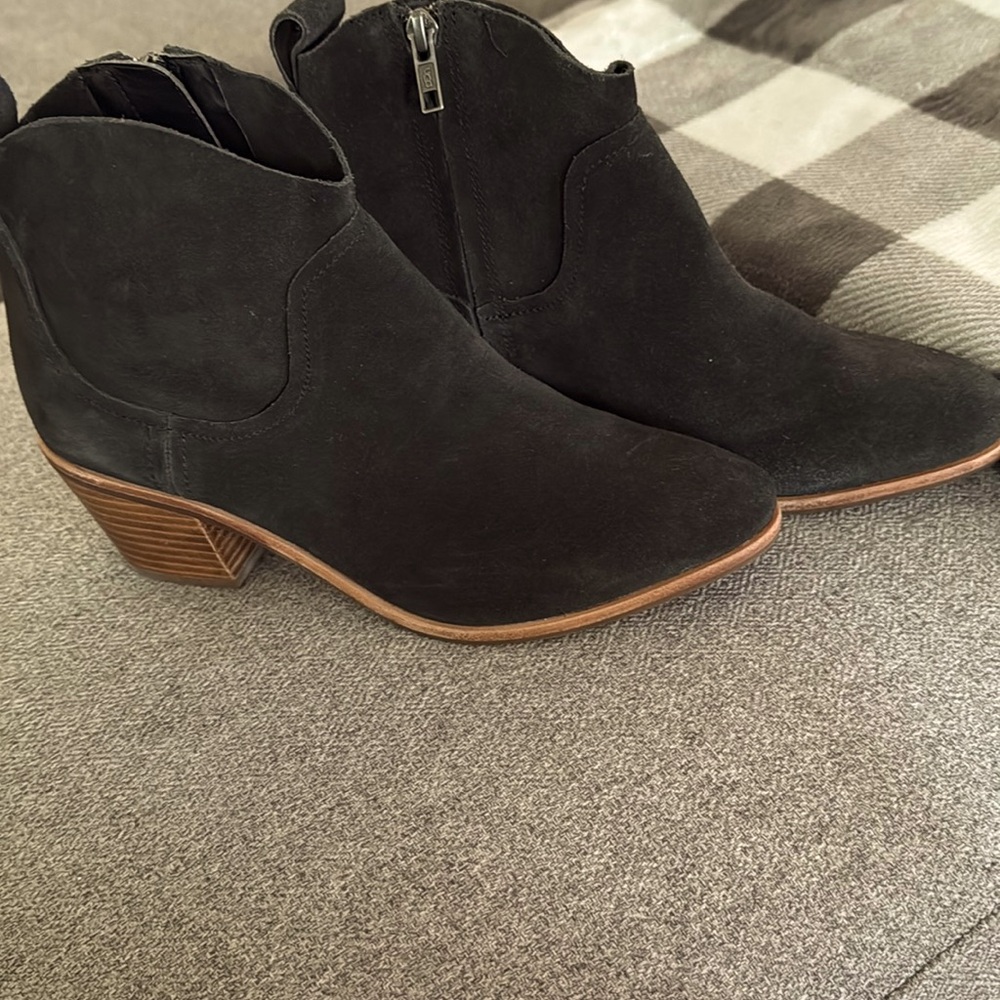 UGG Women’s Black Suede Kingsburg ankle boots size 8, WATERPROOF